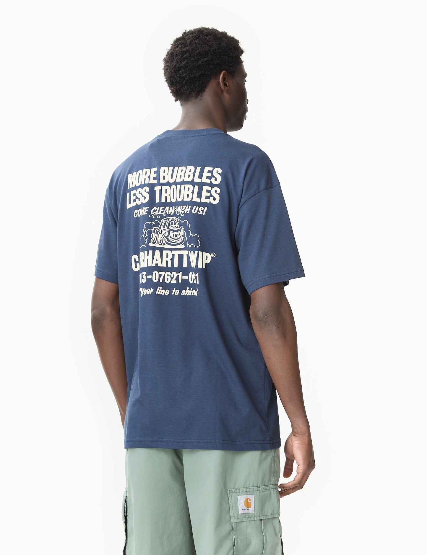 T-Shirt „Less Troubles“ (locker geschnitten) – Schwarz/Weiß